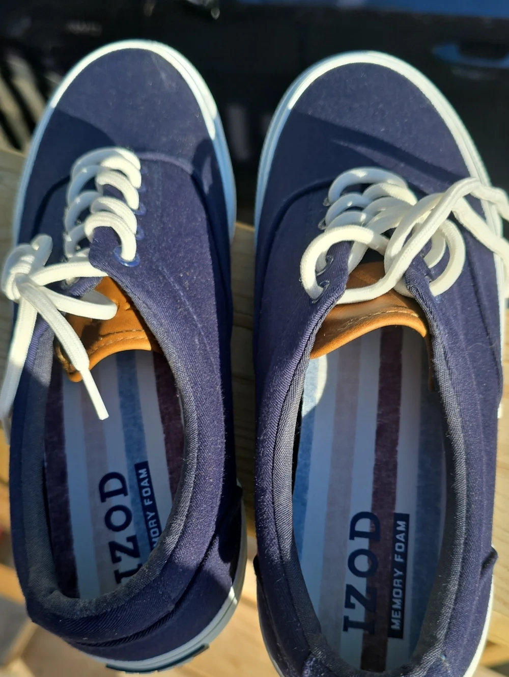 IZOD Size 9 Med New Low Top Shoe.. Comfort Matters